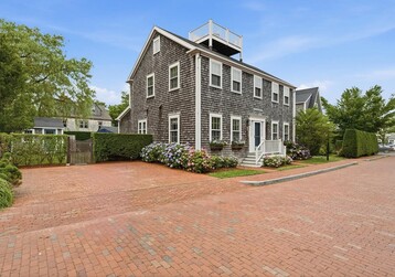 3 Dolphin Court